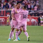 Diego Gómez Amarilla (i) del Inter celebra su gol con su compañero Jordi Alba hoy, durante un partido de la MLS entre New York RB y el Inter Miami en el estadio Red Bull Arena en Harrison, New Jersey (Estados Unidos). EFE/ Ángel Colmenares