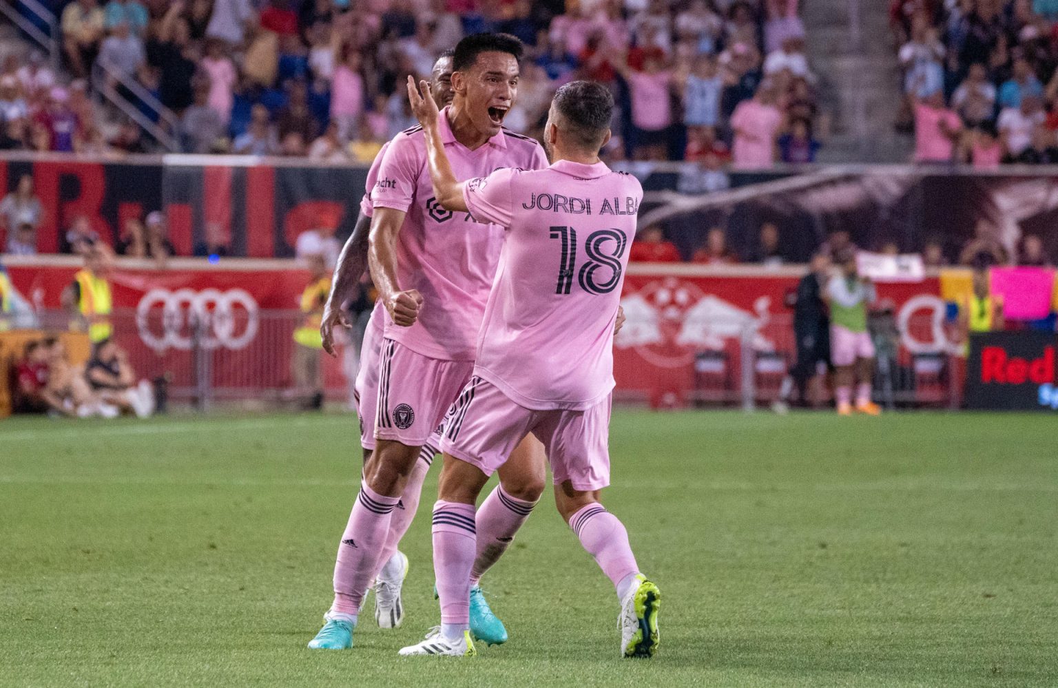 Diego Gómez Amarilla (i) del Inter celebra su gol con su compañero Jordi Alba hoy, durante un partido de la MLS entre New York RB y el Inter Miami en el estadio Red Bull Arena en Harrison, New Jersey (Estados Unidos). EFE/ Ángel Colmenares