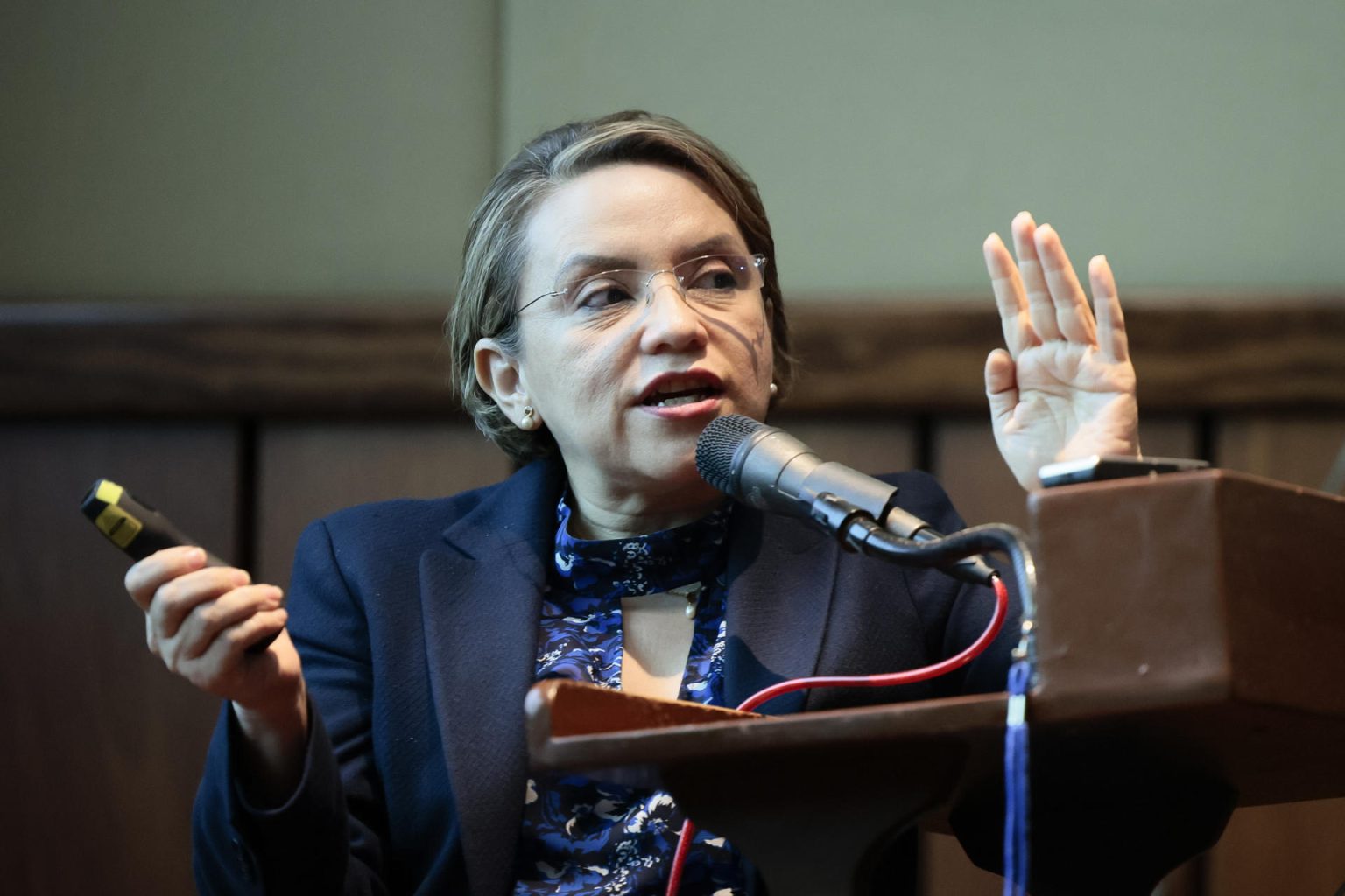 La especialista del Instituto Nacional de Cancerología, Lucely Cetina, habla durante el foro "Todas juntas contra el cáncer cervicouterino" hoy, en la Ciudad de México (México). EFE/José Méndez