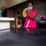 Un grupo de mujeres indígenas preparan alimentos en un restaurante en San Cristóbal de las Casas, estado de Chiapas (México). Imagen de archivo. EFE/ Carlos López