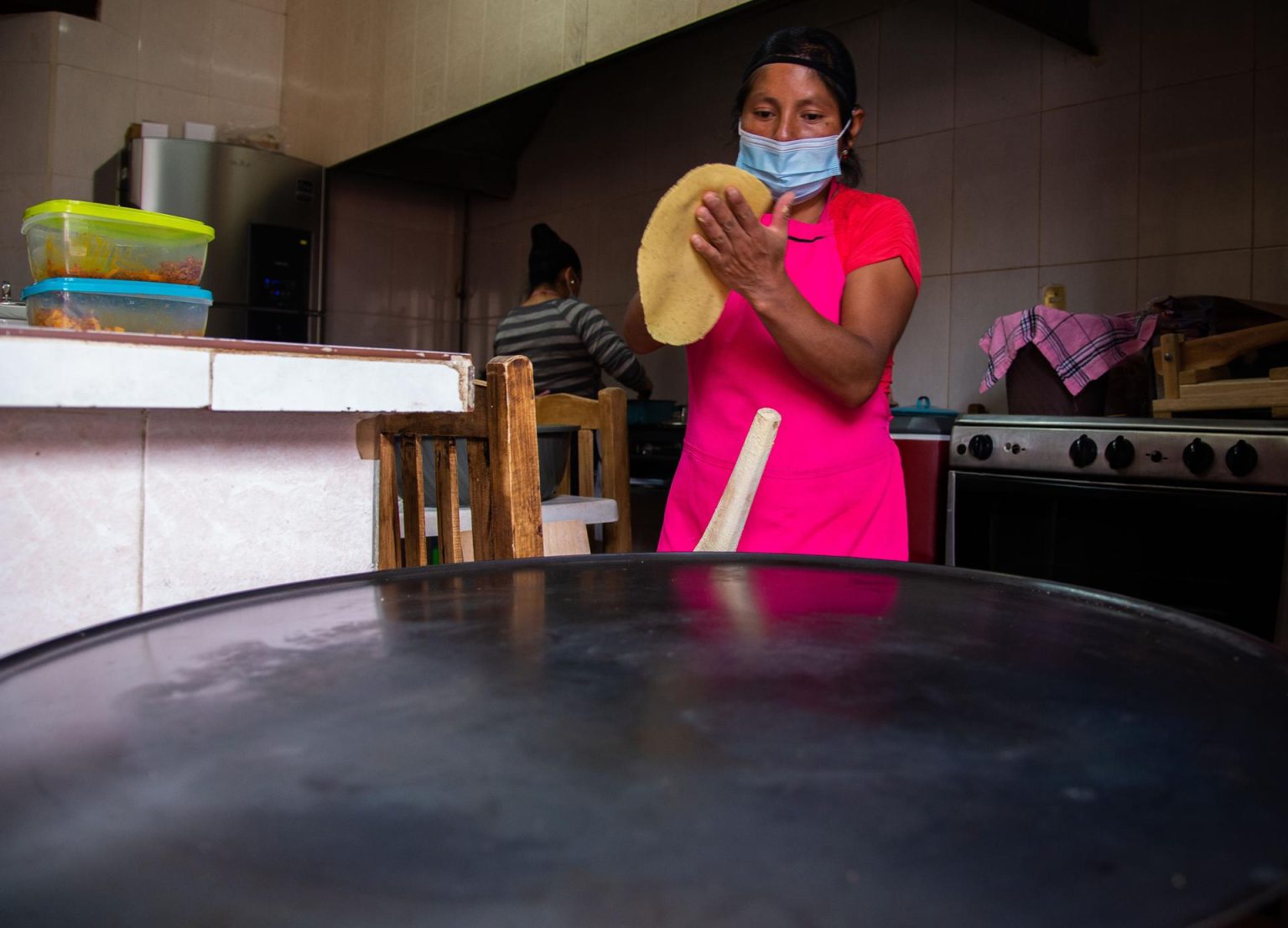 Un grupo de mujeres indígenas preparan alimentos en un restaurante en San Cristóbal de las Casas, estado de Chiapas (México). Imagen de archivo. EFE/ Carlos López