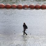 Según el Instituto Nacional de Migración (INM), agentes del Grupo Beta Piedras Negras que auxiliaron a la joven madre y su pequeño tuvieron que adentrarse en el río Bravo en un punto conocido como isla del Puente de Ferrocarril, cerca de las boyas colocadas por el gobernador de Texas, Greg Abbott, donde quedaron varados. Fotografía de archivo. EFE/EPA/Adam Davis