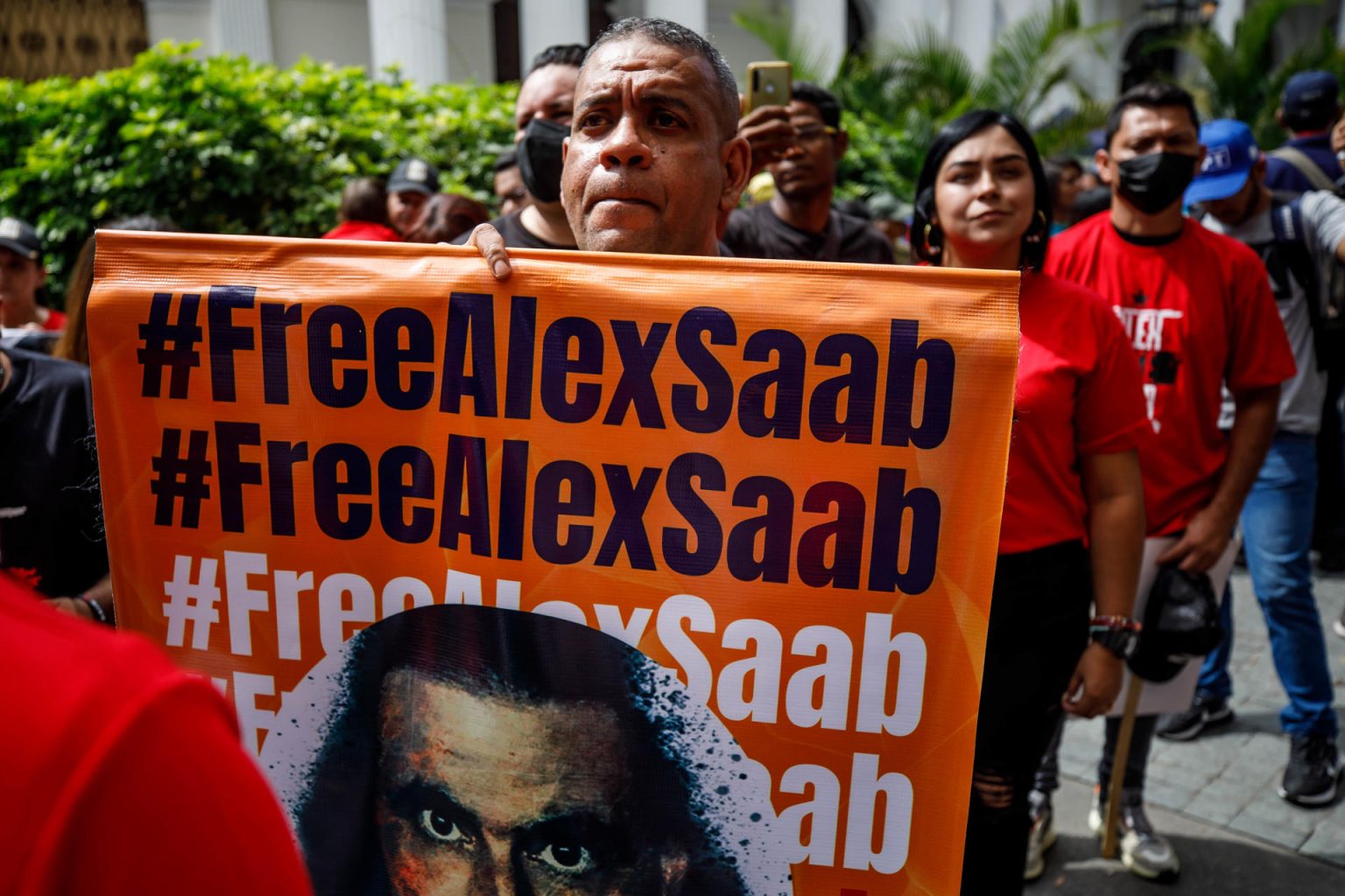 Fotografía de archivo de un grupo de personas que participan en una concentración en apoyo a Alex Saab, en las inmediaciones de la Asamblea Nacional, hoy en Caracas (Venezuela). EFE/ Miguel Gutiérrez