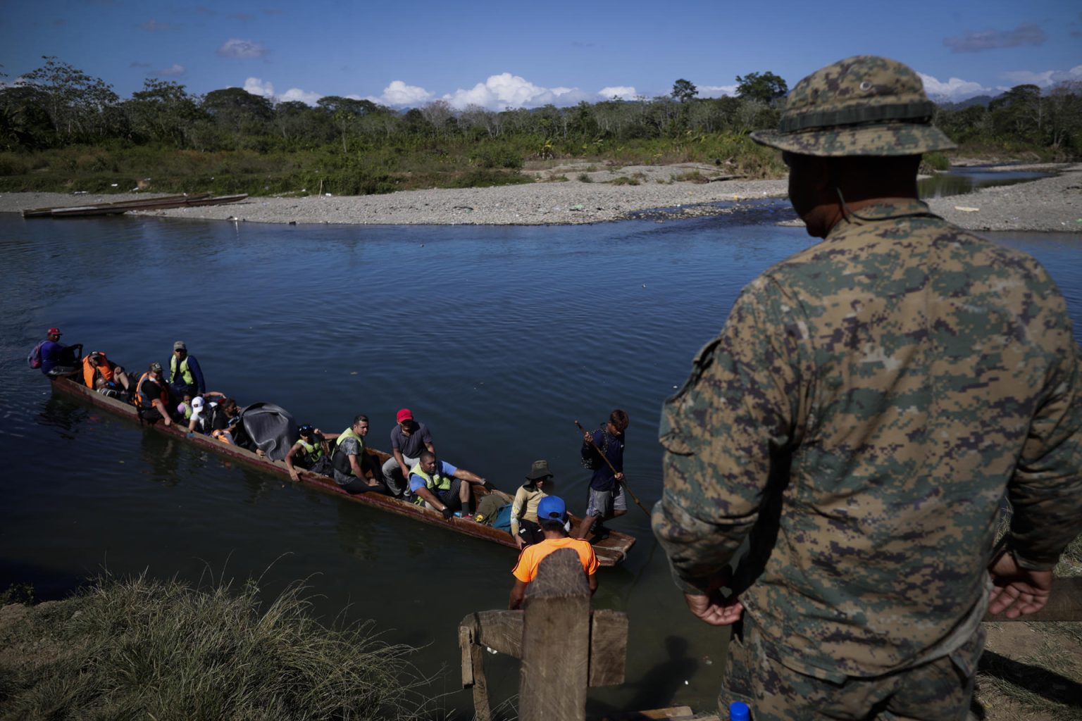 Fotografía de archivo en donde se observa un agente del Servicio Nacional de Fronteras de Panamá (SENAFRONT) custodiando el traslado de varias personas migrantes tras caminar por la selva del Darién hasta la comunidad de Bajo Chiquito, Darien (Panamá). EFE/ Bienvenido Velasco