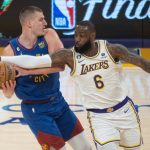 LeBron James #6 de LA Lakers intenta robarle el balón a Nikola Jokic #15 de Denver Nuggets, en una fotografía de archivo. EFE/ Phillip Kim