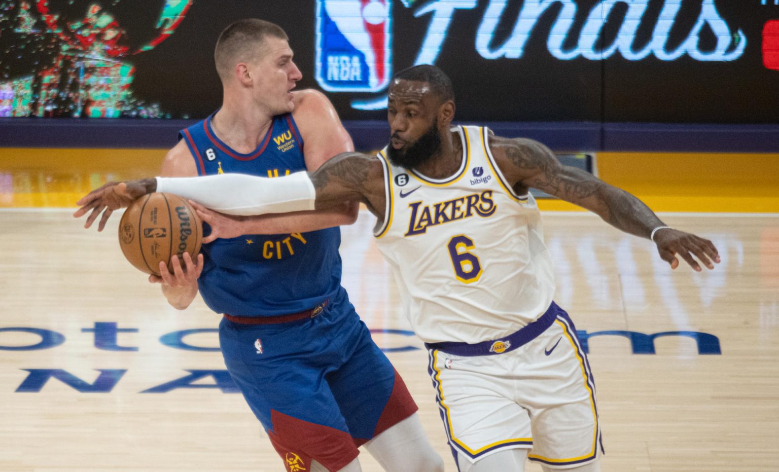 LeBron James #6 de LA Lakers intenta robarle el balón a Nikola Jokic #15 de Denver Nuggets, en una fotografía de archivo. EFE/ Phillip Kim