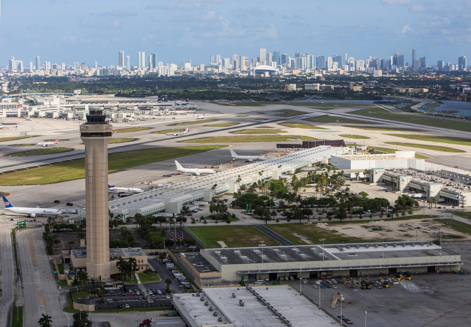 Fotografía cedida hoy por el Miami-Dade Aviation Department que muestra el Aeropuerto Internacional de Miami, Florida (EE.UU). EFE/Miami-Dade Aviation Department /Joe Pries /SOLO USO EDITORIAL /SOLO DISPONIBLE PARA ILUSTRAR LA NOTICIA QUE ACOMPAÑA (CRÉDITO OBLIGATORIO)