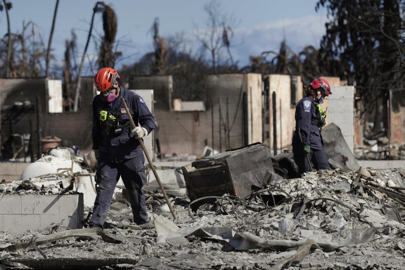 Fotografía cedida por el Departamento de Defensa de EE.UU. de miembros del Equipo de Búsqueda y Rescate Urbano de la Agencia Federal para el Manejo de Emergencias que recorren una zona destruida por los incendios, el 17 de agosto de 2023, en Lahaina, Hawai (EE.UU.). EFE/ Departamento De Defensa De EEUU/ SÓLO USO EDITORIAL/SÓLO DISPONIBLE PARA ILUSTRAR LA NOTICIA QUE ACOMPAÑA (CRÉDITO OBLIGATORIO)