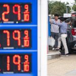 Vista de los precios del combustible en una estación de servicio de Arlington, Virginia, este 10 de agosto de 2023. EFE/Shawn Thew