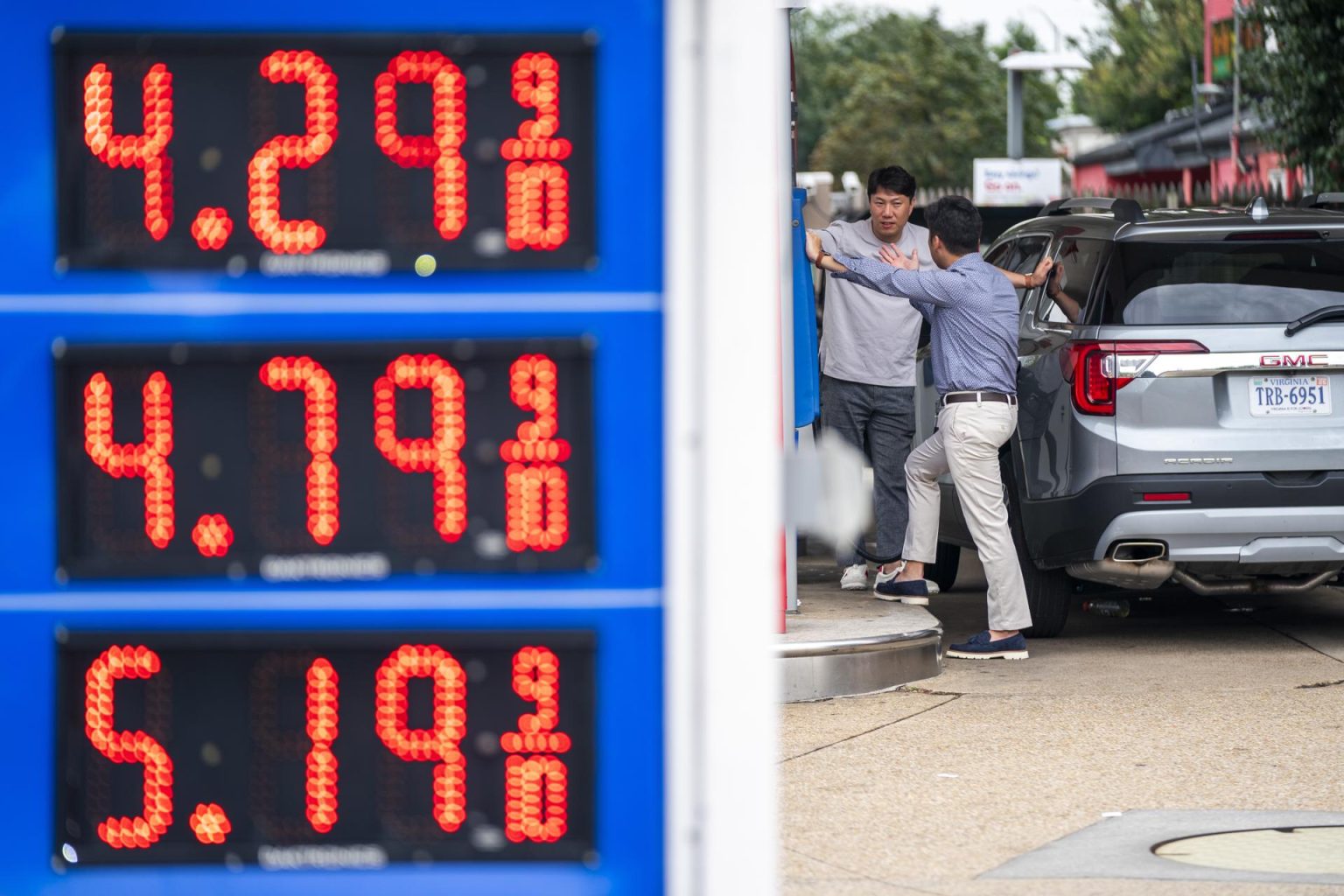 Vista de los precios del combustible en una estación de servicio de Arlington, Virginia, este 10 de agosto de 2023. EFE/Shawn Thew