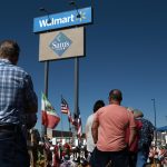 Decenas de personas dejan flores en el memorial instalado a las afueras del centro comercial Walmart de la ciudad de El Paso, en el estado de Texas (Estados Unidos). Fotografía de archivo. EFE/Luis Torres