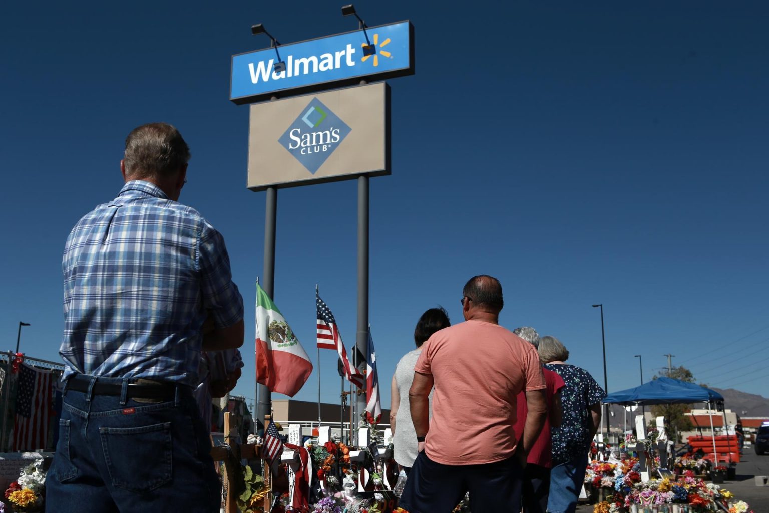 Decenas de personas dejan flores en el memorial instalado a las afueras del centro comercial Walmart de la ciudad de El Paso, en el estado de Texas (Estados Unidos). Fotografía de archivo. EFE/Luis Torres