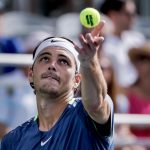 El tenista estadounidense Taylor Fritz fue registrado el pasado 30 de julio, durante la final del torneo ATP 250 de Atlanta, en Atlanta (Georgia, EE.UU.). Fritz, primer cabeza de serie del torneo de Washington, avanzó a la segunda ronda del certamen, tras imponerse con un doble 6-3 a su compatriota Zachary Svaijda. EFE/Erik S. Lesser