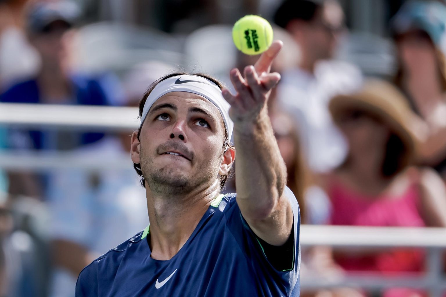 El tenista estadounidense Taylor Fritz fue registrado el pasado 30 de julio, durante la final del torneo ATP 250 de Atlanta, en Atlanta (Georgia, EE.UU.). Fritz, primer cabeza de serie del torneo de Washington, avanzó a la segunda ronda del certamen, tras imponerse con un doble 6-3 a su compatriota Zachary Svaijda. EFE/Erik S. Lesser