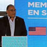 Fotografía de archivo fechada el 27 de junio de 2023 que muestra a Luis Atala, vicepresidente del Grupo Ficohsa, durante la presentación de la Memoria de Sostenibilidad de Ficohsa, en Tegucigalpa (Honduras). EFE/ Gustavo Amador