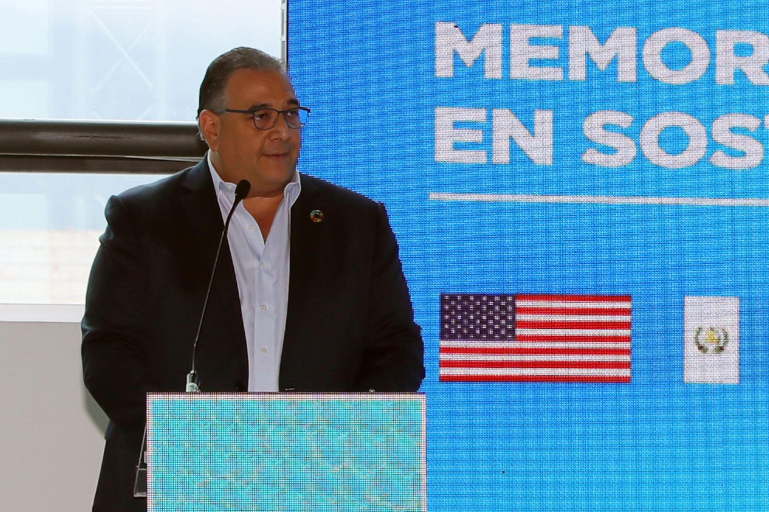 Fotografía de archivo fechada el 27 de junio de 2023 que muestra a Luis Atala, vicepresidente del Grupo Ficohsa, durante la presentación de la Memoria de Sostenibilidad de Ficohsa, en Tegucigalpa (Honduras). EFE/ Gustavo Amador