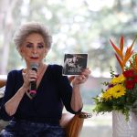 María del Refugio Abarca, esposa del fallecido cantante mexicano, Vicente Fernández, participa en una rueda de prensa en la localidad de Tlajomulco, en Jalisco (México). EFE/ Francisco Guasco