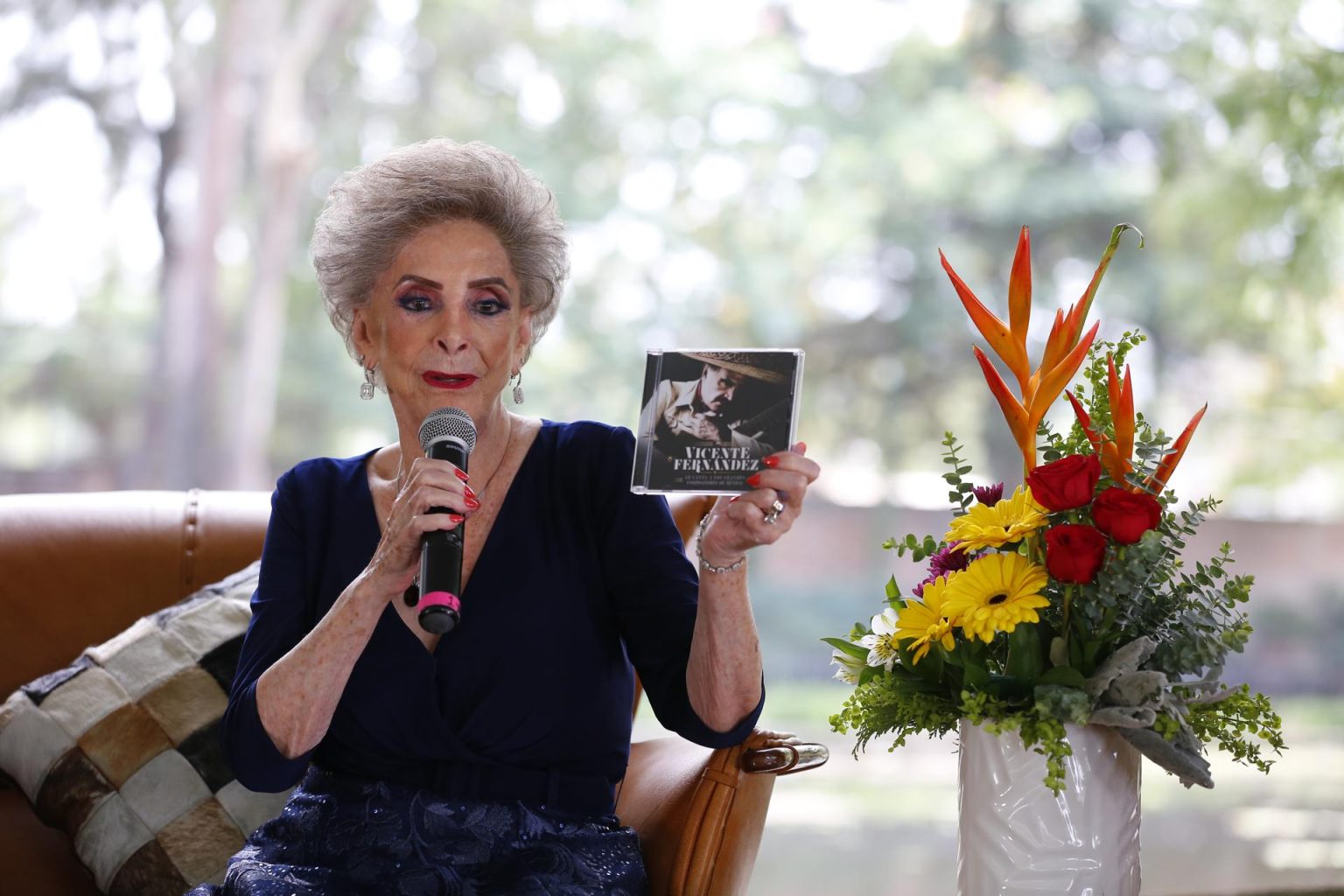 María del Refugio Abarca, esposa del fallecido cantante mexicano, Vicente Fernández, participa en una rueda de prensa en la localidad de Tlajomulco, en Jalisco (México). EFE/ Francisco Guasco