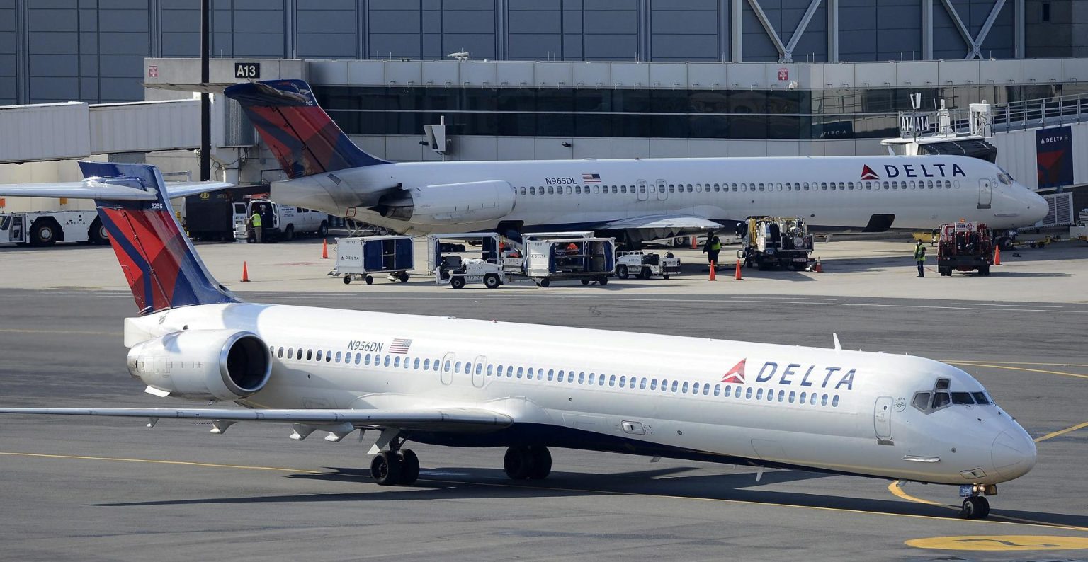 El ala delta motorizada pilotada por los dos cubanos, que en Cuba la usaban como atracción turística, aterrizó en el Aeropuerto Internacional de Cayo Hueso el 25 de marzo, dos horas después de haber despegado desde la playa de Tarará. Fotografía de archivo. EFE/Cj Gunther