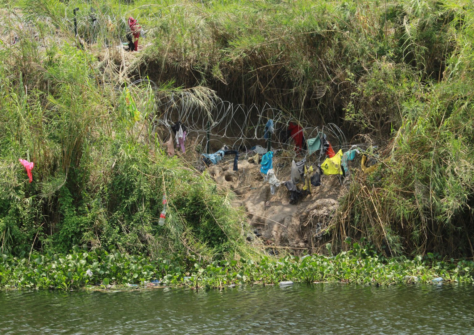 Vista de restos en una orilla del río Bravo, desde Matamoros (México). Imagen de archivo. EFE/Abrahan Pineda-Jacome