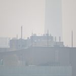 Fotografía de la icónica Torre CN (al fondo) prácticamente invisible debido al humo de los incendios forestales de la provincia de Quebec desde una calle en el centro de la ciudad de Toronto (Canadá). Imagen de archivo. EFE/Julio César Rivas