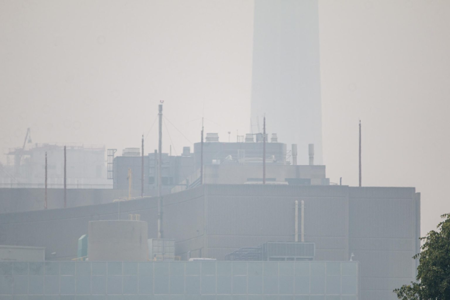 Fotografía de la icónica Torre CN (al fondo) prácticamente invisible debido al humo de los incendios forestales de la provincia de Quebec desde una calle en el centro de la ciudad de Toronto (Canadá). Imagen de archivo. EFE/Julio César Rivas