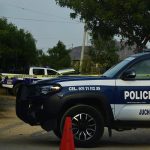 Policías municipales resguardan la zona donde se cometió un crimen en la comunidad Chicapa de Castro del municipio de Juchitán de Zaragoza, Oaxaca (México). Fotografía de archivo. EFE/Diana Manzo