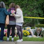 Fotografía de archivo de varias personas que dejaron ofrenda de flores en una sinagoga de Pittsburgh (Pensilvania) después de un tiroteo. EFE/EPA/VINCENT PUGLIESE