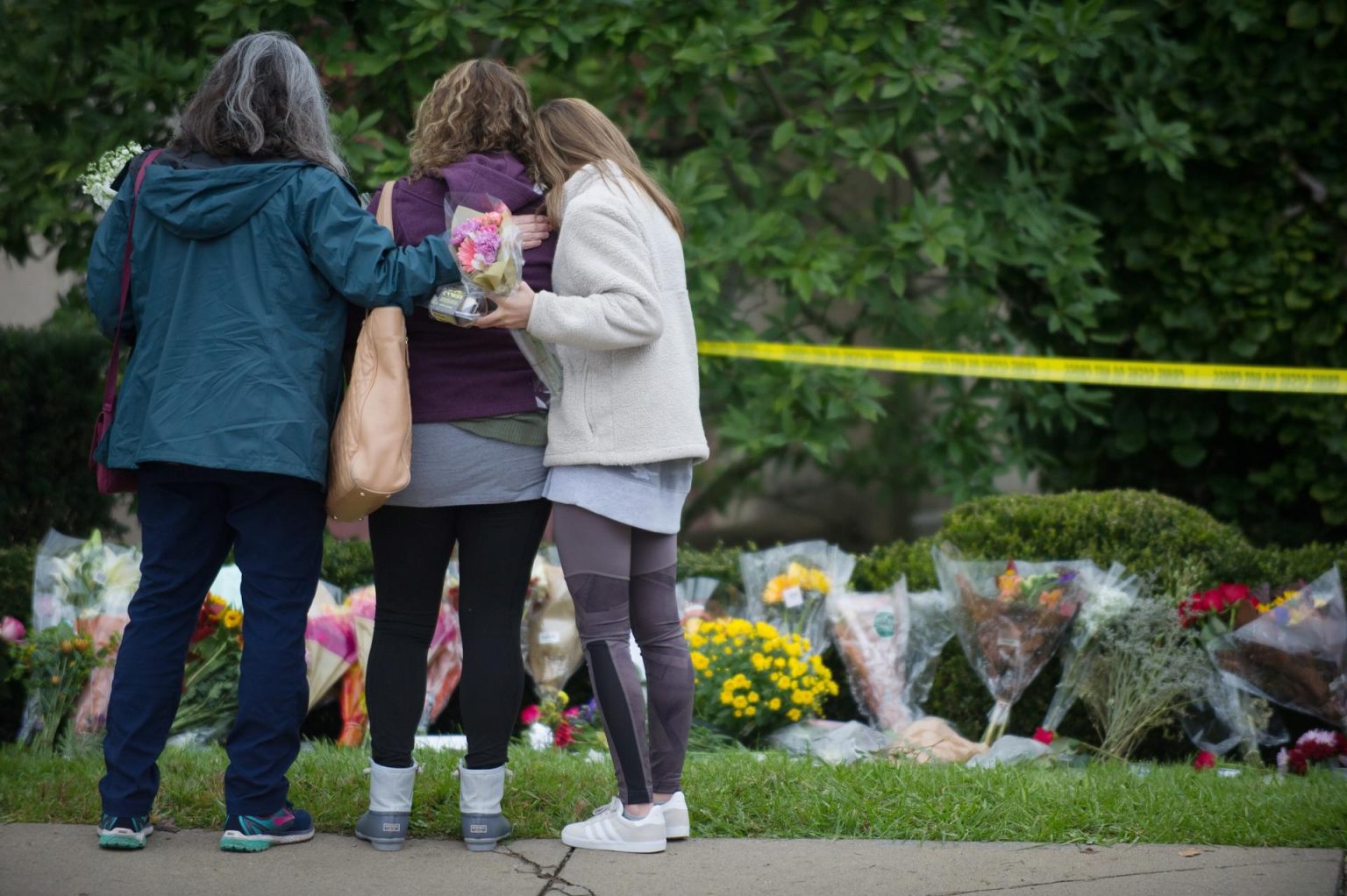 Fotografía de archivo de varias personas que dejaron ofrenda de flores en una sinagoga de Pittsburgh (Pensilvania) después de un tiroteo. EFE/EPA/VINCENT PUGLIESE