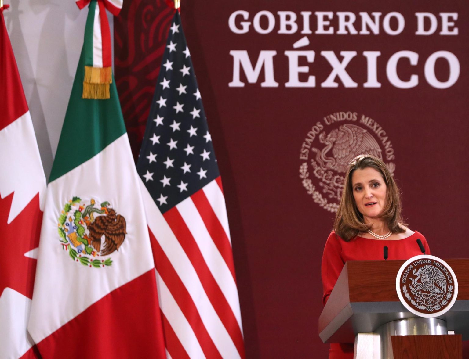 Fotografía de archivo de Chrystia Freeland, viceprimera ministra de Canadá, durante la firma de la nueva versión del acuerdo comercial T-MEC, en el Palacio Nacional en Ciudad de México (México). EFE/Mario Guzmán