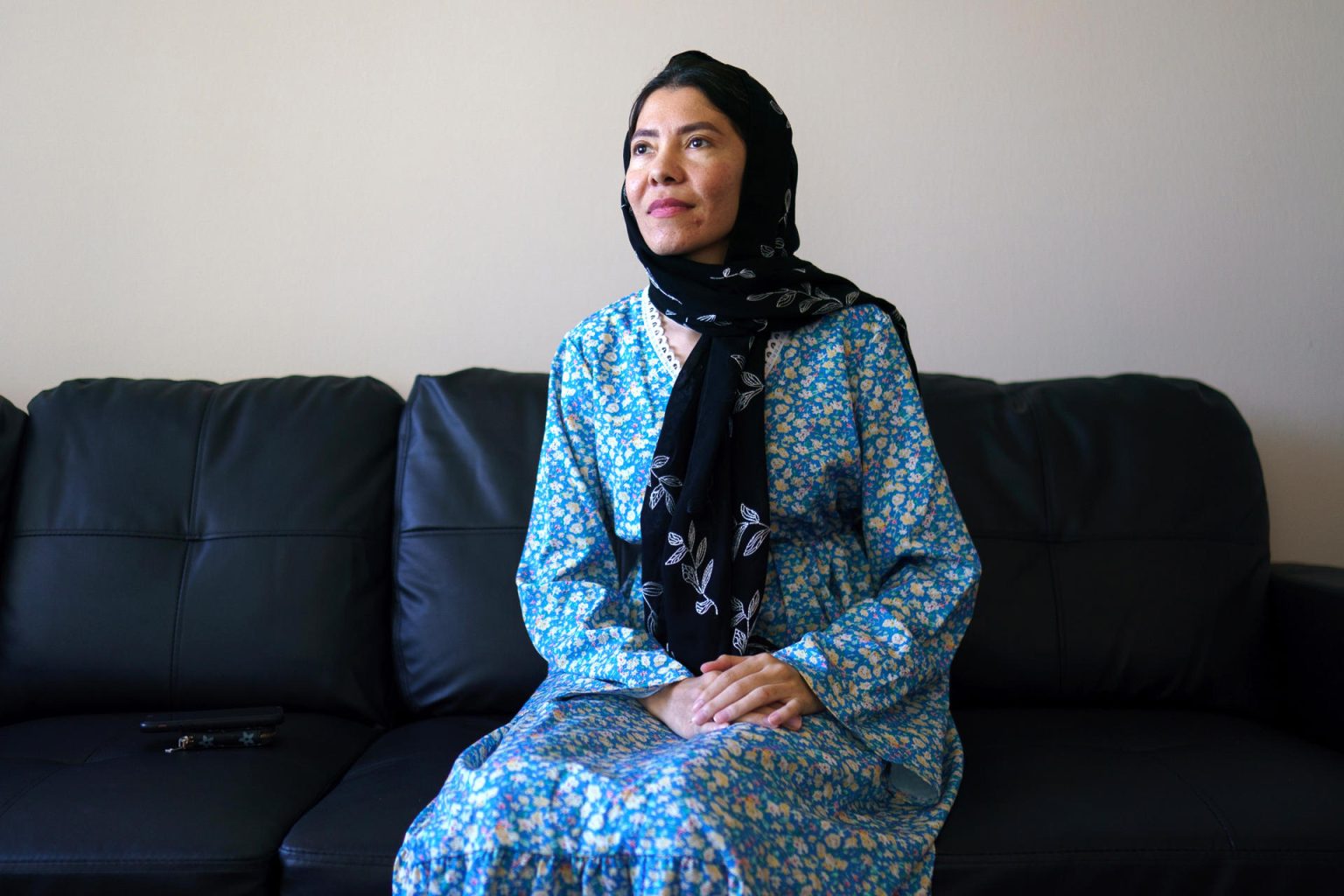 Mahnaz Akbari, ex líder del Pelotón Táctico Femenino de Afganistán posa para EFE durante una entrevista el 23 de agosto de 2023 en su apartamento en las afueras de Washington DC (EE.UU.). EFE/Will Oliver