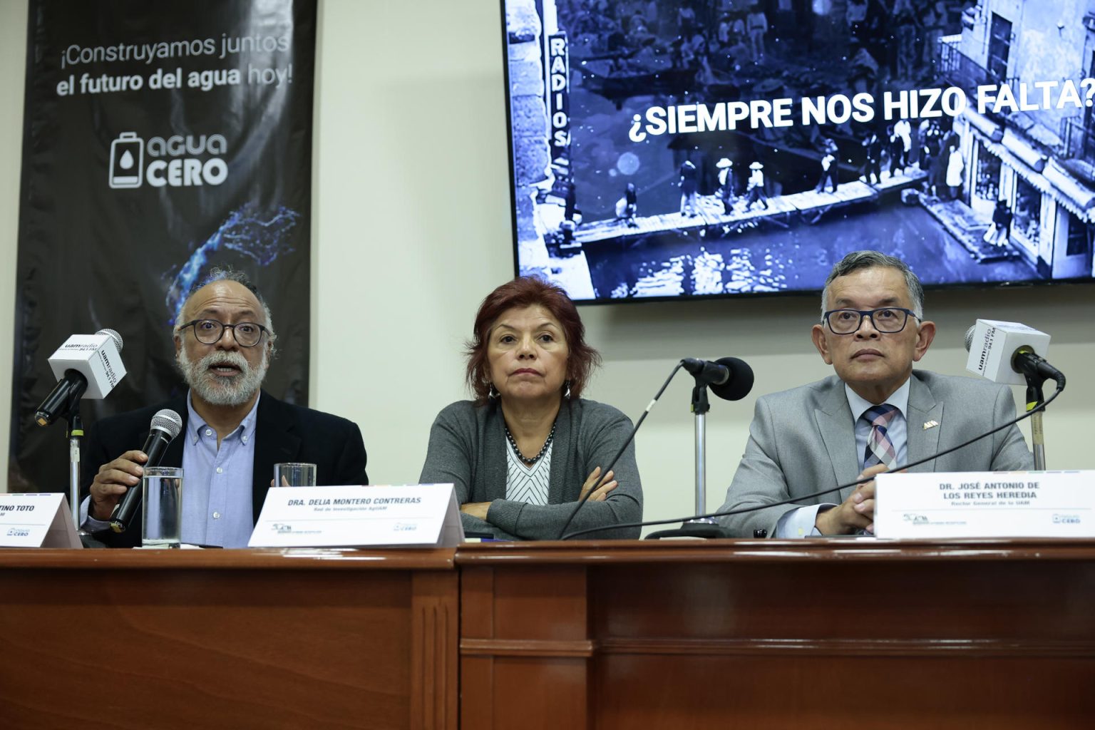 Los investigadores de la Universidad Autónoma Metropolitana Roberto Constantino Toto (i) y Delia Montero (c) participan con el rector José Antonio de los Reyes en una rueda de prensa para la presentación del programa de radio "Agua cero" hoy, en la Ciudad de México (México). EFE/ José Méndez