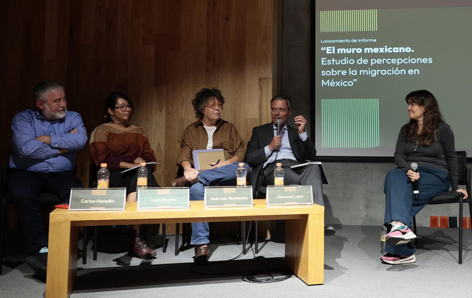 (i-d) El académico del Centro de Investigación y Docencia Económicas (CIDE), Carlos Heredia, la migrante mexicana, Leni Álvarez, la académica y periodista Gabriela Warkentin, el representante del Alto Comisionado de Naciones Unidas para los Refugiados (Acnur) Giovanni Lepri y la directora ejecutiva de Oxfam México, Alexandra Haas, participan durante la presentación de "El muro mexicano. Estudio de percepciones sobre la migración en México" hoy, en Ciudad de México (México). EFE/José Méndez