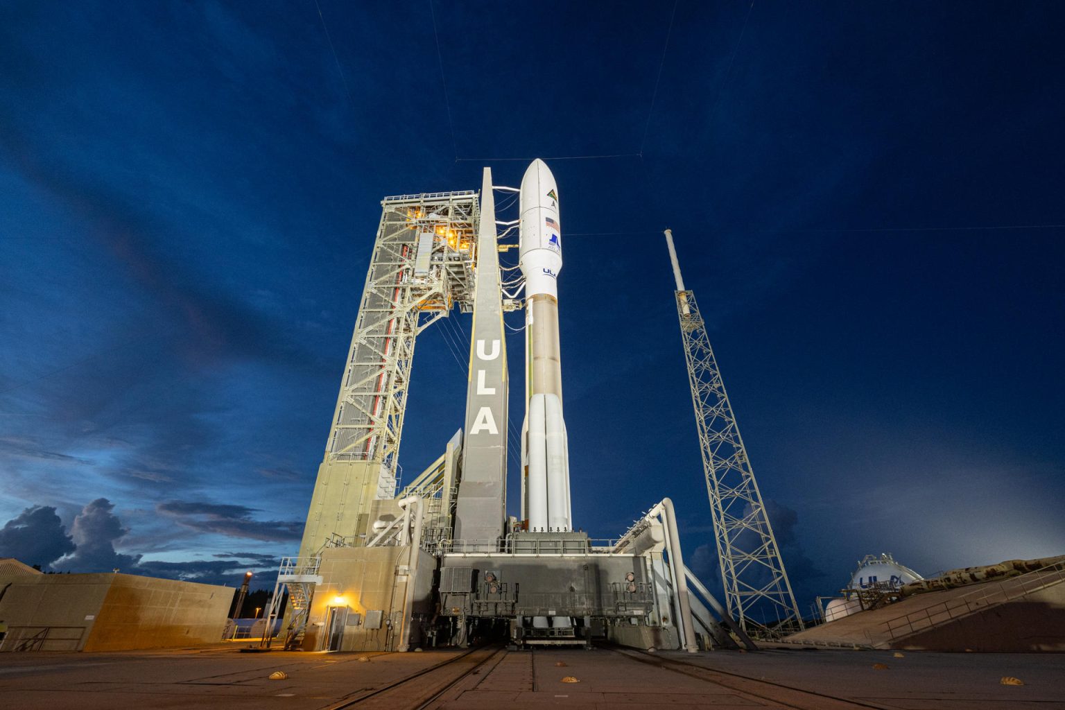 Fotografía cedida por United Launch Alliance (ULA) donde se muestra su cohete Atlas V, que llevará la misión Silent Barker/NROL-107 de la Oficina Nacional de Reconocimiento (NRO) y la Fuerza Espacial de los Estados Unidos, tras su instalación en plataforma el 27 de agosto de 2023 en el Complejo de Lanzamiento Espacial 41 en Cabo Cañaveral, Florida (EE.UU). EFE/ULA /SOLO USO EDITORIAL /NO VENTAS /SOLO DISPONIBLE PARA ILUSTRAR LA NOTICIA QUE ACOMPAÑA /CRÉDITO OBLIGATORIO