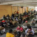 Migrantes y personas en situación de calle acuden por alimentos al Desayunador Salesiano Padre Chava, el 3 de agosto de 2023, en la fronteriza de Tijuana (México). EFE/Joebeth Terríquez