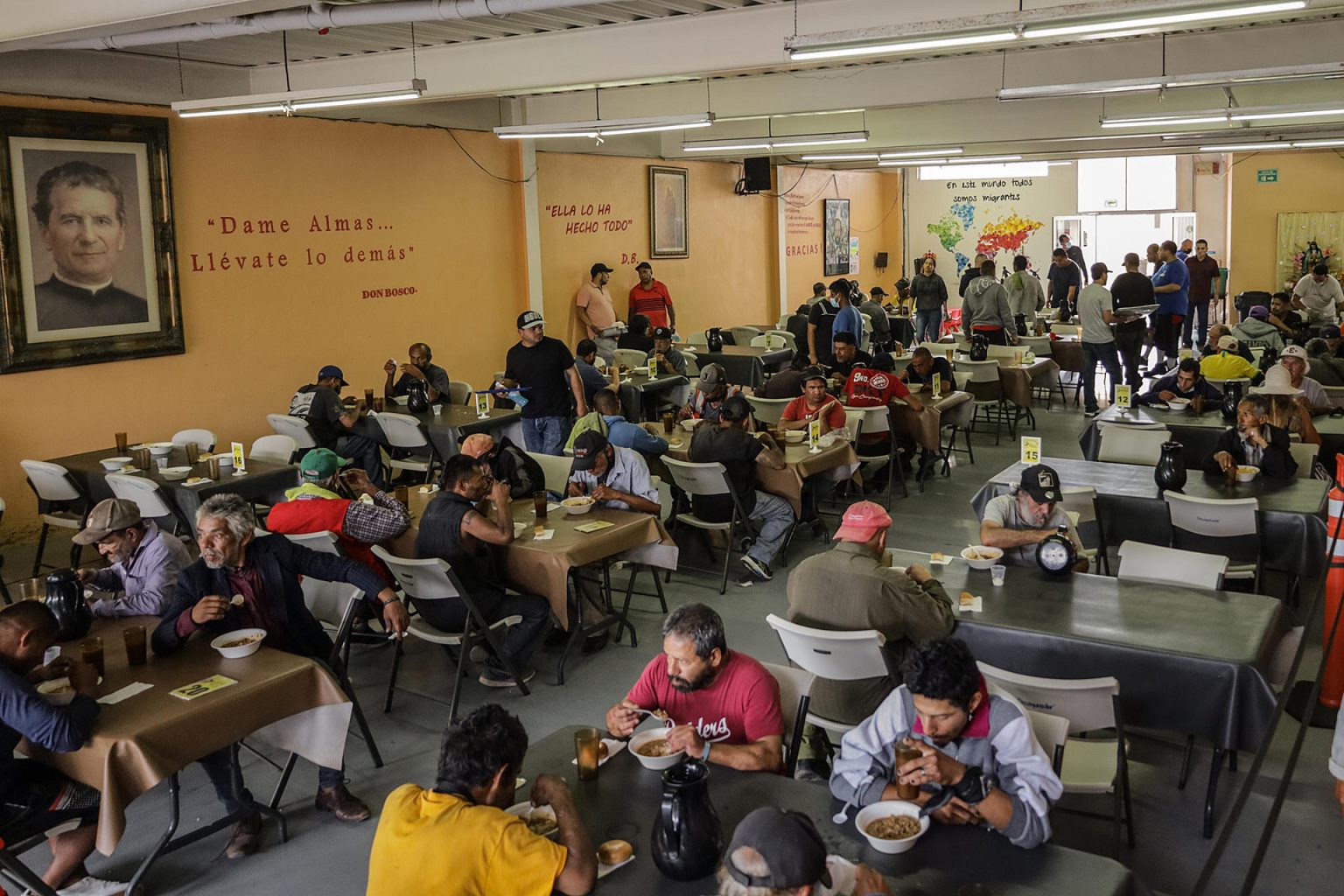 Migrantes y personas en situación de calle acuden por alimentos al Desayunador Salesiano Padre Chava, el 3 de agosto de 2023, en la fronteriza de Tijuana (México). EFE/Joebeth Terríquez