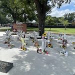 Fotografía que muestra las cruces blancas que llevan los nombres de las víctimas de la matanza de la Escuela Primaria Robb instaladas en la entrada del instituto en Uvalde, Texas (EE.UU.). EFE/Paula Escalada Medrano