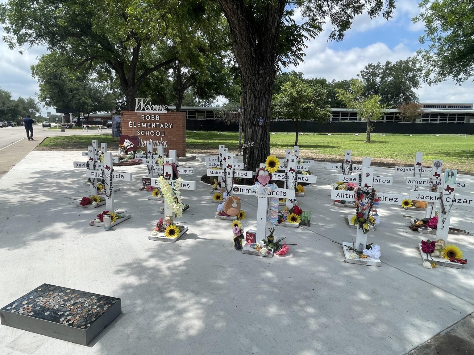 Fotografía que muestra las cruces blancas que llevan los nombres de las víctimas de la matanza de la Escuela Primaria Robb instaladas en la entrada del instituto en Uvalde, Texas (EE.UU.). EFE/Paula Escalada Medrano