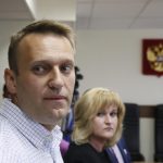 El líder de la oposición extraparlamentaria, Alexéi Navalni (i), escucha el veredicto del Tribunal Liublinski, en Moscú, Rusia. Imagen de archivo. EFE/Sergei Ilnitsky