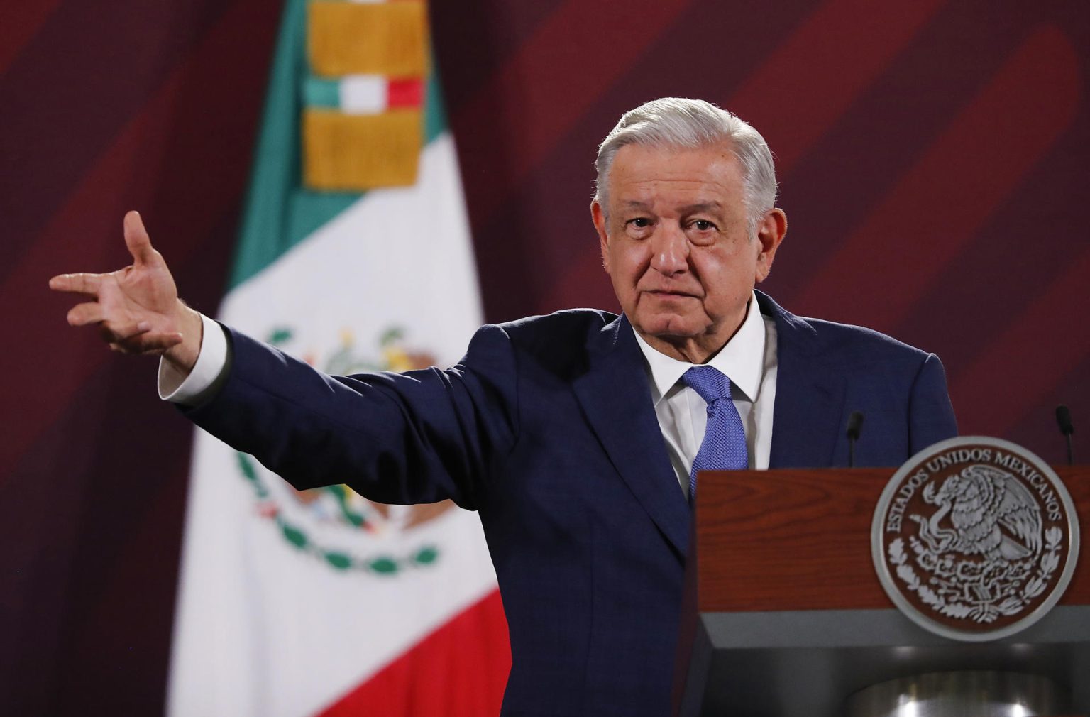 El presidente de México, Andrés Manuel López Obrador, habla hoy durante una conferencia de prensa matutina en el Palacio Nacional, de la Ciudad de México (México). EFE/Mario Guzmán