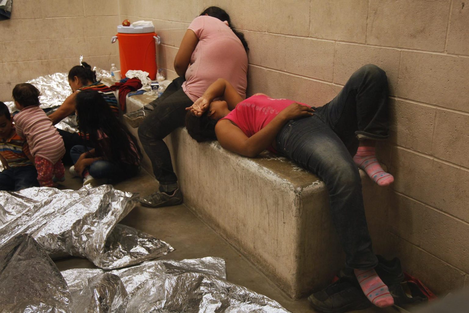 Fotografía de archivo de inmigrantes que han cruzado ilegalmente la frontera, detenidos para ser procesados dentro de una estación de la Patrulla Fronteriza de McAllen, Texas (EEUU). EFE/Rick Loomis