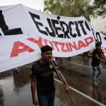 Familiares y amigos de los 43 estudiantes desaparecidos de Ayotzinapa protestan en Ciudad de México (México). Fotografía de archivo. EFE/José Méndez