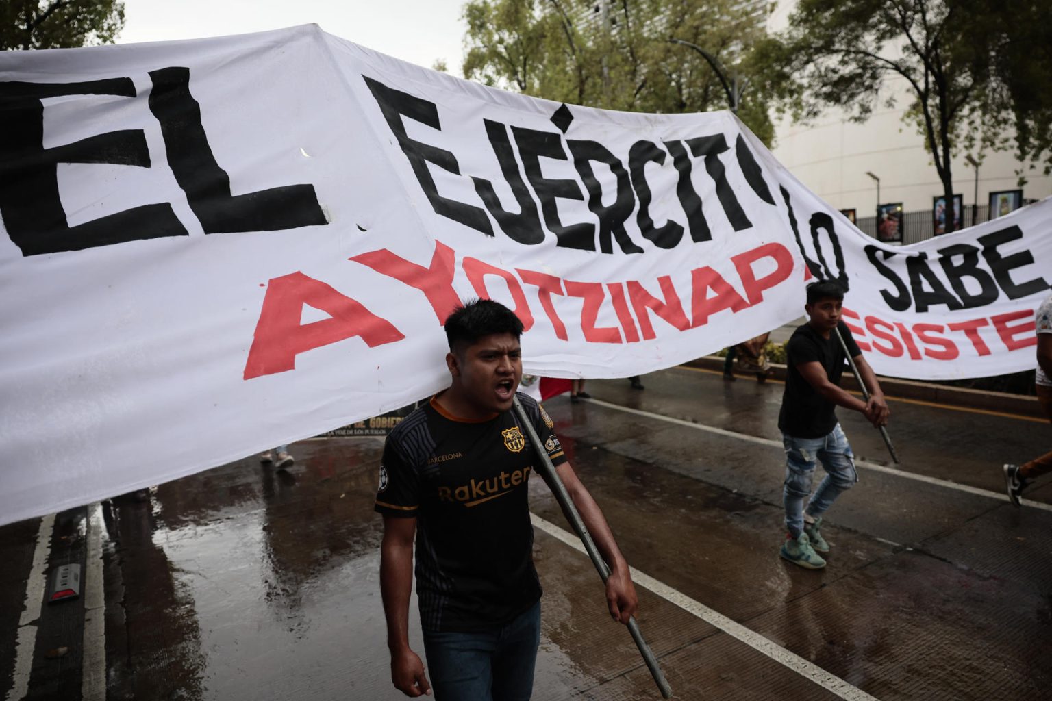 Familiares y amigos de los 43 estudiantes desaparecidos de Ayotzinapa protestan en Ciudad de México (México). Fotografía de archivo. EFE/José Méndez