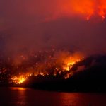 Fotografía cedida por la oficina de incendios forestales de un incendio en El Lago Adams, el 02 de agosto de 2023, ubicado en la Columbia Británica (Canadá). EFE/ Provincial Wildfire Information Officer SOLO USO EDITORIAL/NO VENTAS/SOLO DISPONIBLE PARA ILUSTRAR LA NOTICIA QUE ACOMPAÑA/CRÉDITO OBLIGATORIO