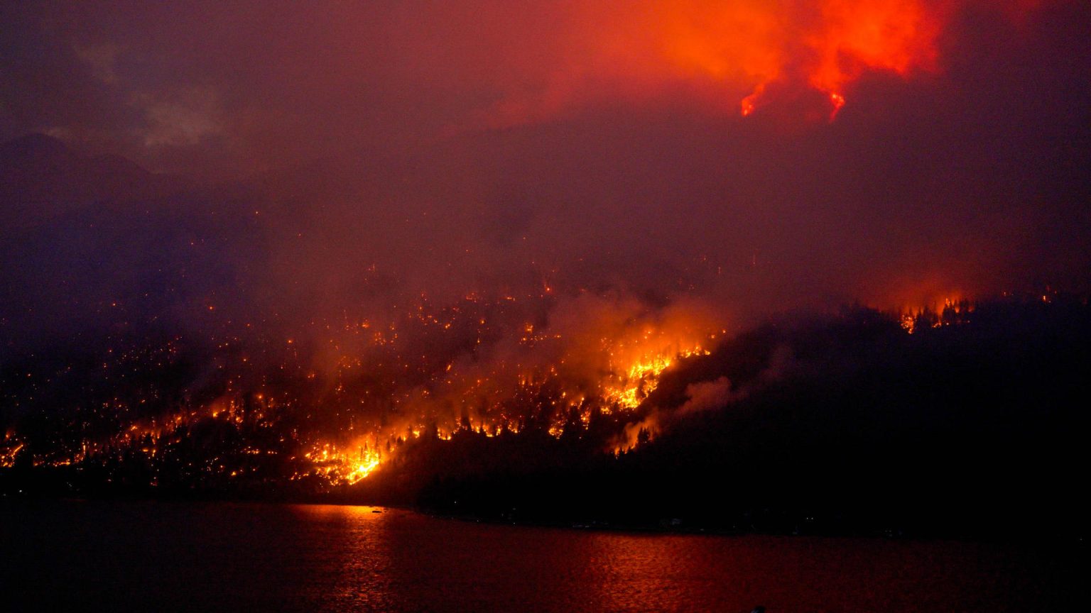 Fotografía cedida por la oficina de incendios forestales de un incendio en El Lago Adams, el 02 de agosto de 2023, ubicado en la Columbia Británica (Canadá). EFE/ Provincial Wildfire Information Officer SOLO USO EDITORIAL/NO VENTAS/SOLO DISPONIBLE PARA ILUSTRAR LA NOTICIA QUE ACOMPAÑA/CRÉDITO OBLIGATORIO