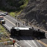 Fotografía de un autobús de pasajeros tras un accidente la madrugada de hoy, en el municipio de Tepelmeme, estado de Oaxaca (México). EFE/Jesús Méndez