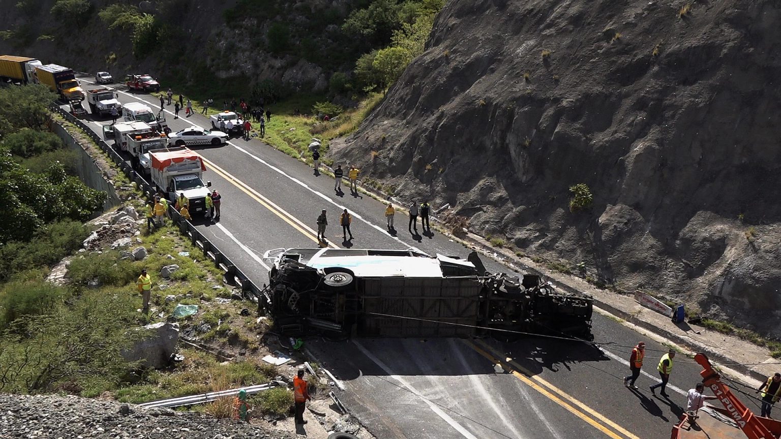 Fotografía de un autobús de pasajeros tras un accidente la madrugada de hoy, en el municipio de Tepelmeme, estado de Oaxaca (México). EFE/Jesús Méndez