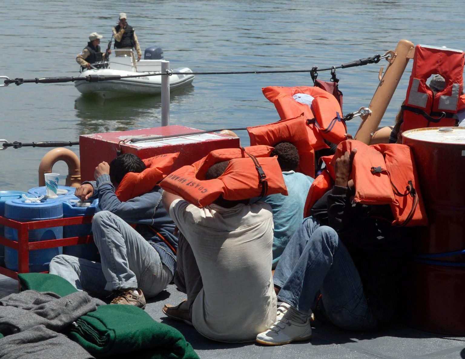 La Guardia Costera estadounidense informó este martes de la repatriación de 29 migrantes a República Dominicana, luego de la interdicción de un barco sobrecargado en aguas del Canal de Mona, frente a la costa oeste de Puerto Rico. Imagen de archivo. EFE/Orlando Barría