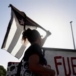 Personas participan durante una manifestación frente al Tribunal Federal hoy, en San Juan (Puerto Rico). EFE/Thais Llorca