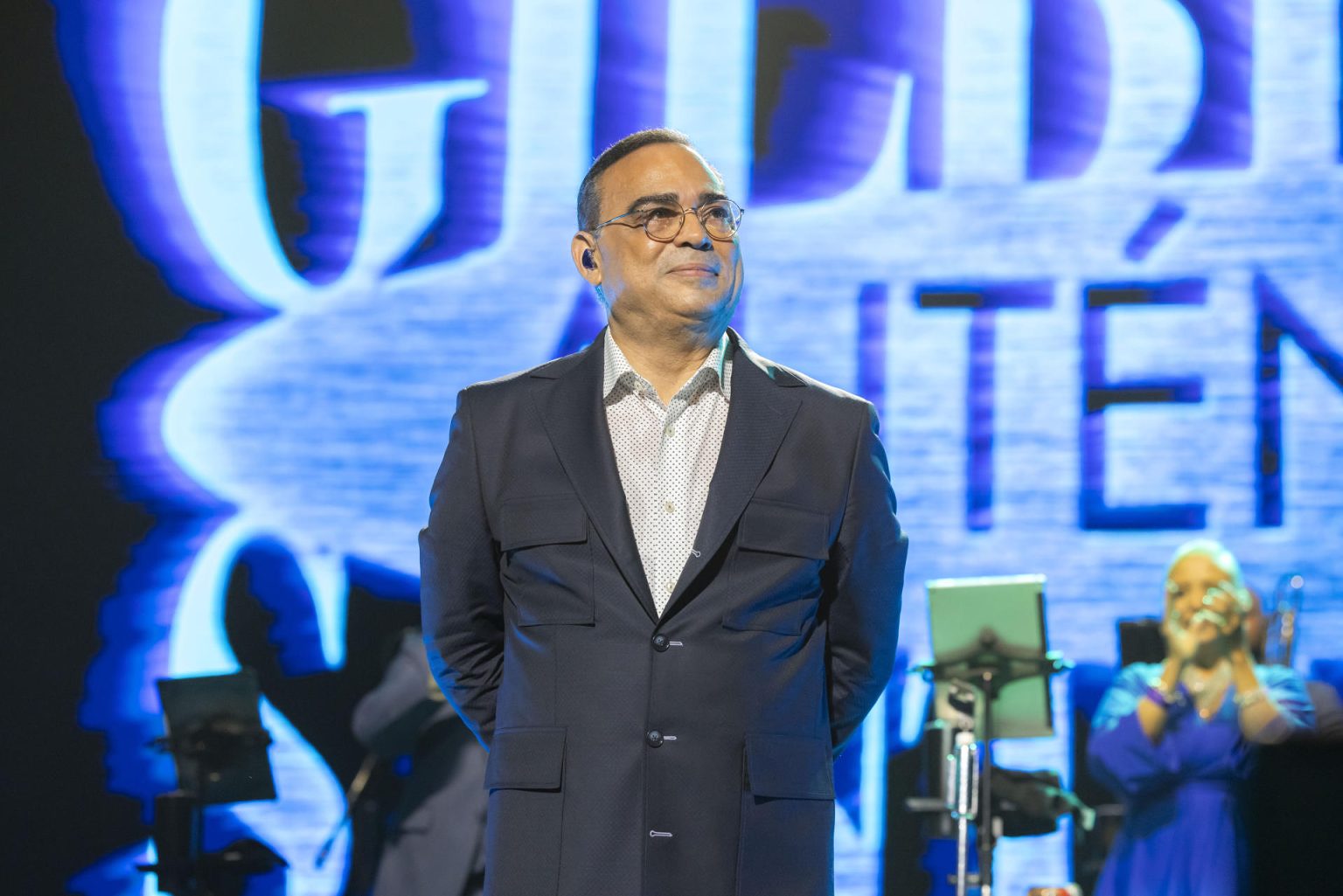 Fotografía cedida por Alejandro Granadillo del cantante Gilberto Santa Rosa durante un concierto el 19 de agosto de 2023 en el Coliseo de Puerto Rico José Miguel Agrelot, en el inicio de la gira 'Auténtico', en San Juan (Puerto Rico). EFE/ Alejandro Granadillo / SOLO USO EDITORIAL/ SOLO DISPONIBLE PARA ILUSTRAR LA NOTICIA QUE ACOMPAÑA (CRÉDITO OBLIGATORIO)